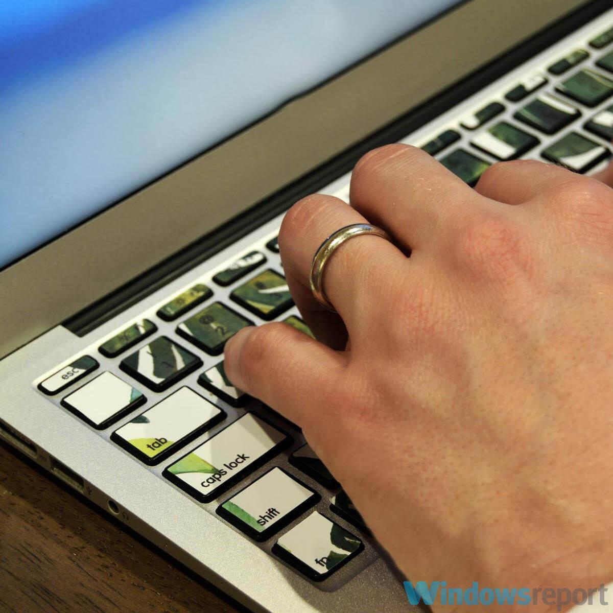 Laptop z użytkownikiem's hand - OVerwolf how to use/How to manage hotkeys