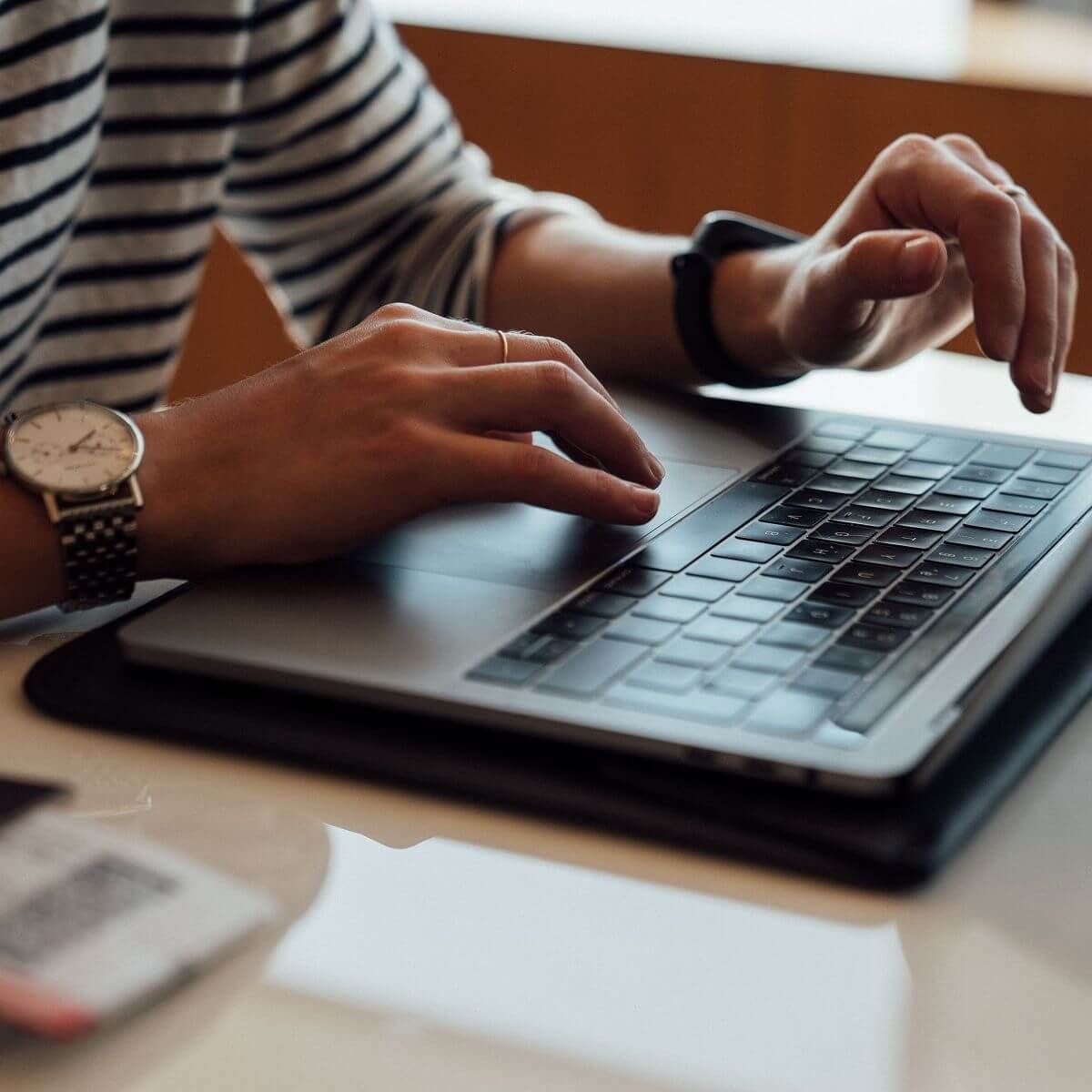 laptop na biurku - Wystąpił nieoczekiwany błąd Origin