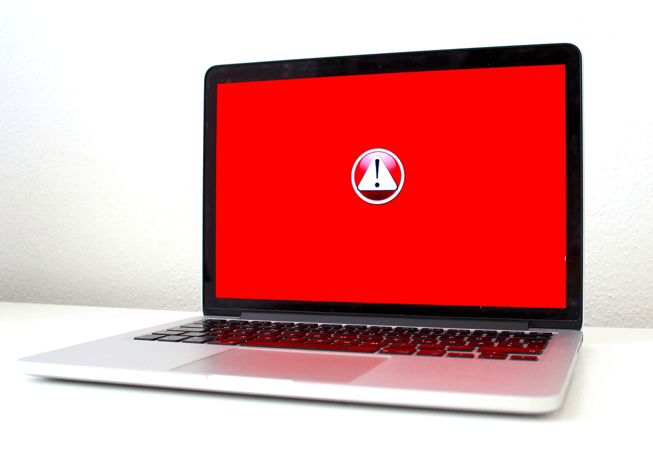 Laptop na biurku - dostępna jest aktualizacja programu Adobe Flash Player