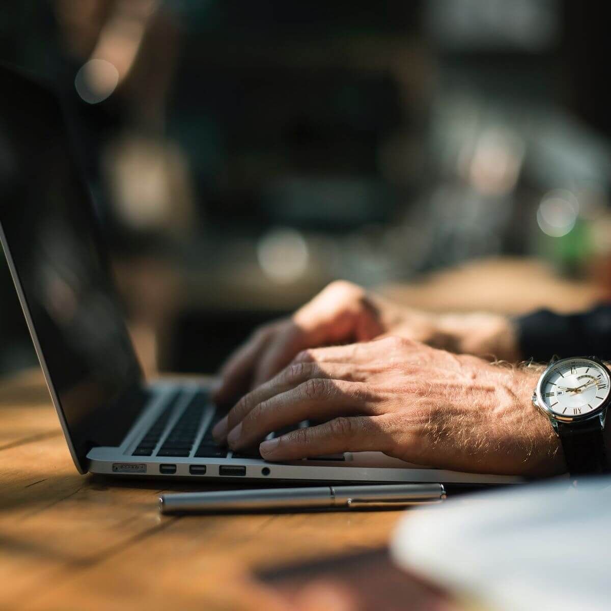 laptop z zegarem użytkownika - błąd dostępu do źródła